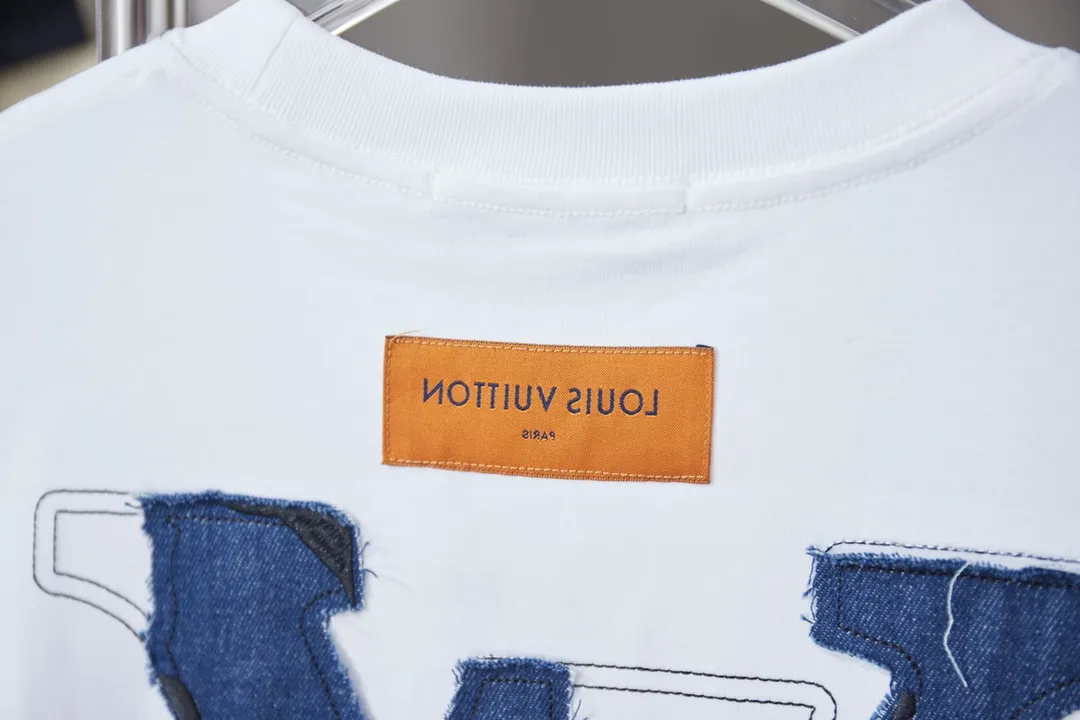 🅿️190 1V 25SS early spring new style denim splicing embroidery LV short sleeves light luxury essential item for daily commuting for men and women correct version welcome to compare detailed features · 320g 100% pure cotton double yarn jersey fabric · Special thickened 32 pieces of double-strand 1X1 thread in the same vat custom dyeing · Denim cutting and splicing ➕Various embroidery craft letters · Double needle stitching across seams · Original main mark, washed tag, brand moisture-proof paper packaging Color: black/white Size: S/M/L/XL